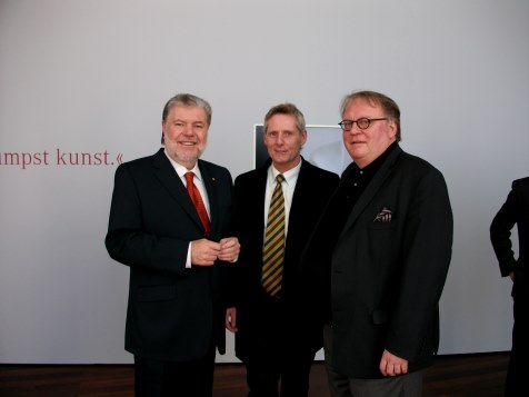 Horst-Olaf Schmidt, Herausgeber, mit Ministerpräsident Kurt Beck und Kultur-Staatssekretär Walter Schumacher. 